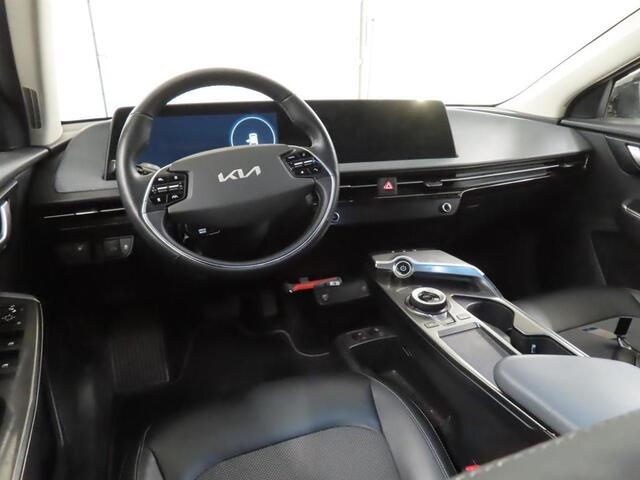 KIA EV6 58 kWh SOH 100% | ADAPTIEVE CRUISECONTROL | NAVIGATIE | VERWARMDE VOORSTOELEN | FULL LED PAKKET | AIRCO / ECC | ACHTERUITRIJCAMERA | PARKEERSENSOREN ACHTER |