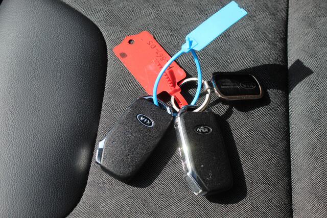 KIA Niro 1.6 GDi PHEV DynamicPlusLine AUTOMAAT/Navigatie/Climate control/Adaptive cruise control/Lane assist/Apple carplay/Achteruitrijcamera/Parkeersensoren rondom/Stoelverwarming/Stuurverwarming/Dodehoek detectie/Keyless/DAB/Bluetooth/VESS/Spraakbediening/16'' L