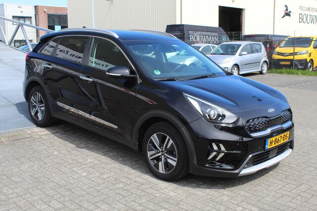 KIA Niro 1.6 GDi PHEV DynamicPlusLine AUTOMAAT/Navigatie/Climate control/Adaptive cruise control/Lane assist/Apple carplay/Achteruitrijcamera/Parkeersensoren rondom/Stoelverwarming/Stuurverwarming/Dodehoek detectie/Keyless/DAB/Bluetooth/VESS/Spraakbediening/16'' L
