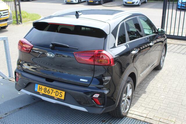KIA Niro 1.6 GDi PHEV DynamicPlusLine AUTOMAAT/Navigatie/Climate control/Adaptive cruise control/Lane assist/Apple carplay/Achteruitrijcamera/Parkeersensoren rondom/Stoelverwarming/Stuurverwarming/Dodehoek detectie/Keyless/DAB/Bluetooth/VESS/Spraakbediening/16'' L