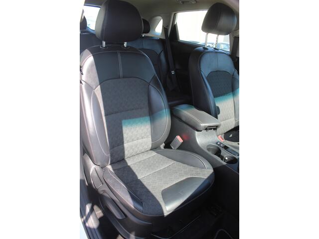 KIA Niro 1.6 GDi Hybrid DynamicLine Automaat/Navigatie/Adaptive cruise control/Apple carplay/Achteruitrijcamera/Parkeersensoren/Climate control/Lane assist/DAB.