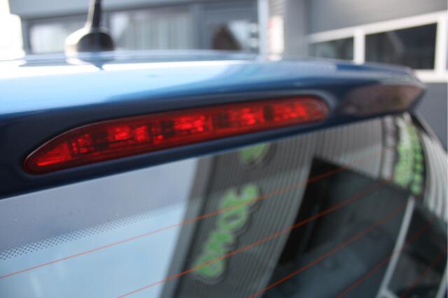 KIA PICANTO 1.0 CVVT EconomyPlusLine 1.0 CVVT PLUSLINE/ AIRCO/ C.V. AFSTAND/ ELEK. RAMEN/ ISOFIX/ BLUETOOTH/ MULTI. STUUR/ DIMLICHTEN AUTOMATISCH/ GETINT GLAS/ DAGRIJVERL.