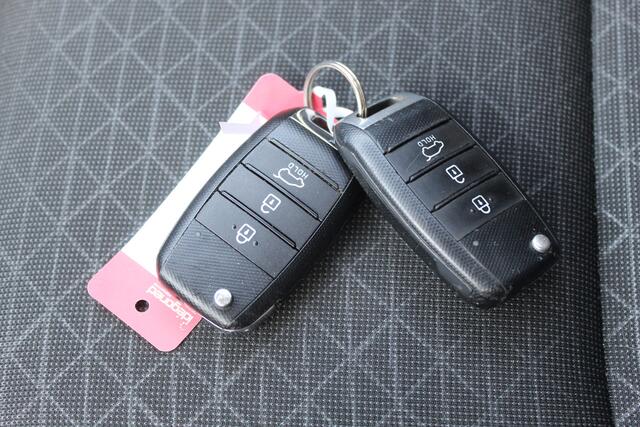 KIA PICANTO 1.0 CVVT First Edition Navigatie/Cruise control/Climate control/Apple carplay/Achteruitrijcamera/Multifunctioneel stuurwiel/Elektrische ramen/Elektrisch inklapbare spiegels/15'' Lichtmetalen velgen.