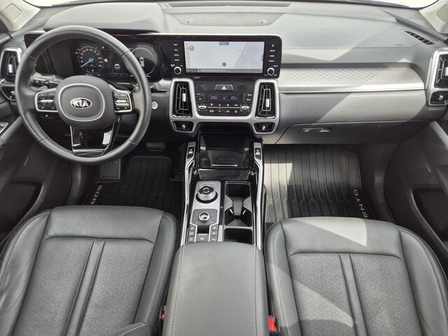 KIA SORENTO 1.6 T-GDI Plug-in Hybrid 4WD DynamicPlusLine 7p. / 7 Persoons / Fabrieksgarantie 31-01-2029 / Automaat / Trekhaak afneembaar / Trekgewicht 1450 kg / Bose Audio Systeem / Stuur-, en Stoelverwarming / Adaptief CC / Elektrische achterklep / Achteruitrijcame