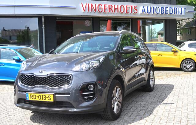 KIA SPORTAGE *** Tilburger Gezocht *** 1.6 GDI DynamicLine 130 Pk Benzine 4-Cilinders met 1.400 Kg Trekvermogen. * Navigatie * Trekhaak * DAB Radio * Achteruitrij Camera * Climate & Cruise Control * Hoge Zit *** Zéér nette Automobiel *** Vingerhoets: Vierde Generatie 