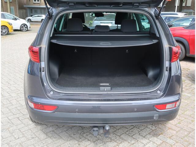 KIA SPORTAGE *** Tilburger Gezocht *** 1.6 GDI DynamicLine 130 Pk Benzine 4-Cilinders met 1.400 Kg Trekvermogen. * Navigatie * Trekhaak * DAB Radio * Achteruitrij Camera * Climate & Cruise Control * Hoge Zit *** Zéér nette Automobiel *** Vingerhoets: Vierde Generatie 