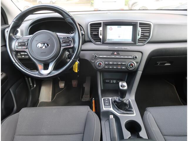 KIA SPORTAGE *** Tilburger Gezocht *** 1.6 GDI DynamicLine 130 Pk Benzine 4-Cilinders met 1.400 Kg Trekvermogen. * Navigatie * Trekhaak * DAB Radio * Achteruitrij Camera * Climate & Cruise Control * Hoge Zit *** Zéér nette Automobiel *** Vingerhoets: Vierde Generatie 