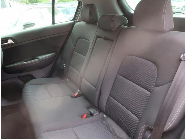 KIA SPORTAGE *** Tilburger Gezocht *** 1.6 GDI DynamicLine 130 Pk Benzine 4-Cilinders met 1.400 Kg Trekvermogen. * Navigatie * Trekhaak * DAB Radio * Achteruitrij Camera * Climate & Cruise Control * Hoge Zit *** Zéér nette Automobiel *** Vingerhoets: Vierde Generatie 