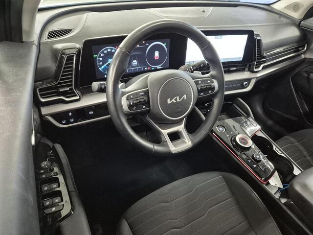 KIA SPORTAGE 1.6 T-GDi Hybrid DynamicPlusLine AWD | GRADEN CAMERA | ELEKTRISCH VERSTELBARE STOELEN | STOELVERWARMING | STUURVERWARMING | PANORAMADAK | NAVIGATIE | ALCANTARA INTERIEUR | LED | DODEHOEK DETECTIE | | APPLE CARPLAY / ANDROID AUTO | ADAPTIEVE CRUISECONTROL