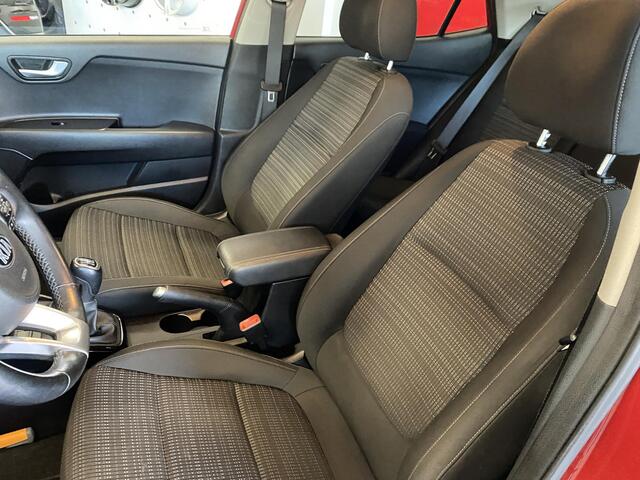 KIA Stonic 1.0 T-GDi DynamicLine | Two-Tone uitvoering met zwart dak | Full map navigatie | Achteruitrij camera | Cruise control | Apple Carplay/Android Auto | Keyless | Parkeersensoren achter |