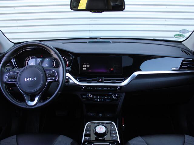 KIA e-Niro DynamicPlusLine 64 kWh | Trekhaak | Schuif-/kanteldak | 3 Fase | Stuur-/stoelverwarming | Camera | Cruise adapt. | 17" LM | Clima | BTW auto |