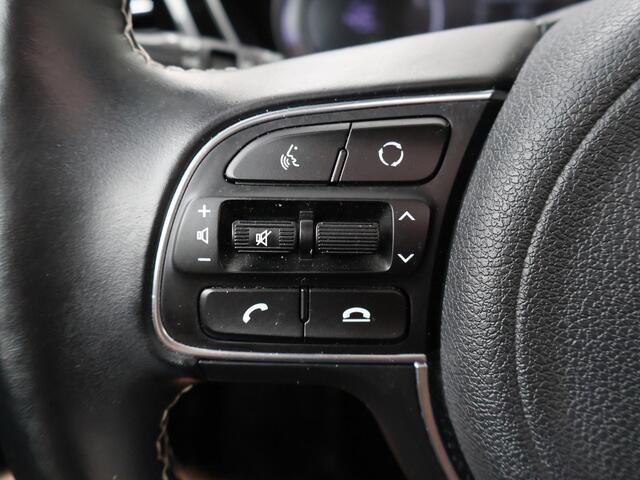 KIA e-Niro DynamicPlusLine 39 kWh | Automaat | Panorama dak | Multifunctioneel stuurwiel | Bluetooth | Spraakbediening | Automatische verlichting | Cruise control | Spiegelverwarming | Dab+ | Navigatie | Apple Carplay - Androidauto | Climate | Stoelverwarming | Stuu