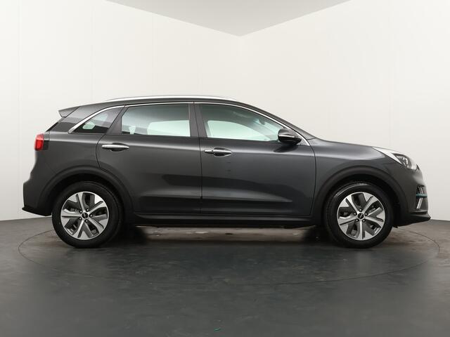 KIA e-Niro DynamicLine 64 kWh - SOH 97% - Apple CarPlay/Android Auto - Navigatie - Achteruitrijcamera - Parkeersensoren - Fabrieksgarantie tot 07-2029