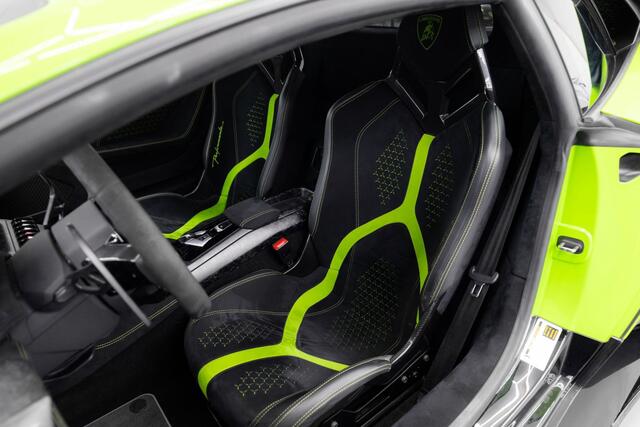 Lamborghini Huracán 5.2 V10 LP640-4 Performante 471kW/640pk DCT7 CARBON BUCKET SEATS + NAVIGATIE + LIFT + KERAMISCHE REMMEN + CENTRE LOCKS + FORGED CARBON INTERIEUR + ACHTERSPOILER + ALA + ALCANTARA + LED VERLICHTING + CAMERA + 20" LM-VELGEN!!