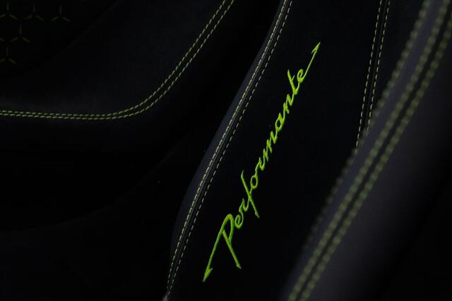 Lamborghini Huracán 5.2 V10 LP640-4 Performante 471kW/640pk DCT7 CARBON BUCKET SEATS + NAVIGATIE + LIFT + KERAMISCHE REMMEN + CENTRE LOCKS + FORGED CARBON INTERIEUR + ACHTERSPOILER + ALA + ALCANTARA + LED VERLICHTING + CAMERA + 20" LM-VELGEN!!