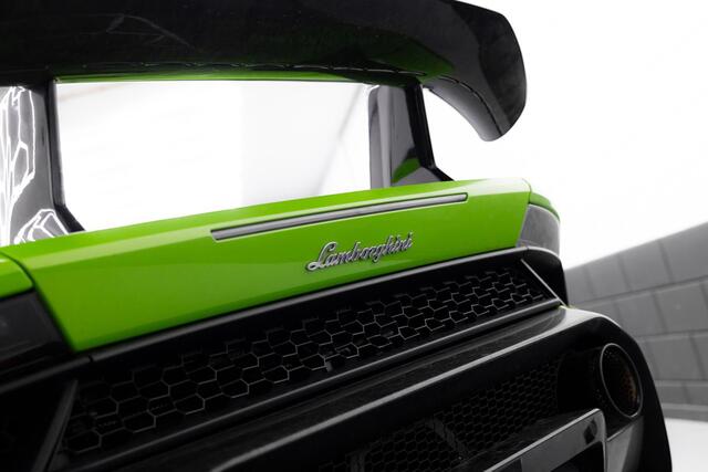 Lamborghini Huracán 5.2 V10 LP640-4 Performante 471kW/640pk DCT7 CARBON BUCKET SEATS + NAVIGATIE + LIFT + KERAMISCHE REMMEN + CENTRE LOCKS + FORGED CARBON INTERIEUR + ACHTERSPOILER + ALA + ALCANTARA + LED VERLICHTING + CAMERA + 20" LM-VELGEN!!