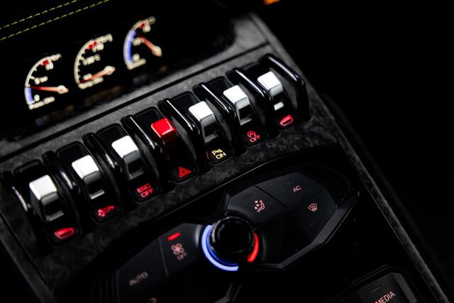 Lamborghini Huracán 5.2 V10 LP640-4 Performante 471kW/640pk DCT7 CARBON BUCKET SEATS + NAVIGATIE + LIFT + KERAMISCHE REMMEN + CENTRE LOCKS + FORGED CARBON INTERIEUR + ACHTERSPOILER + ALA + ALCANTARA + LED VERLICHTING + CAMERA + 20" LM-VELGEN!!