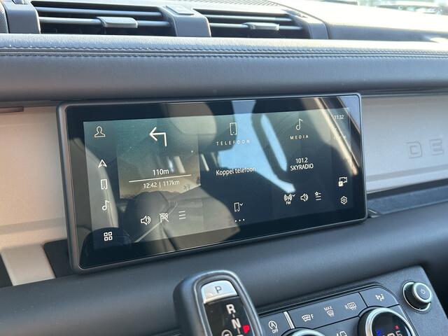 Land Rover DEFENDER 3.0 D250 6-cil. AWD 110 HSE - Commercial | Grijs kenteken - Prijs is excl. BTW | 22" velgen | Elektr. trekhaak tot 3.500kg |