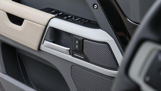 Land Rover DEFENDER 110 P400e 110 X-Dynamic SE | Urban Automotive | Meridian | Panoramadak | Black Exterior Pack