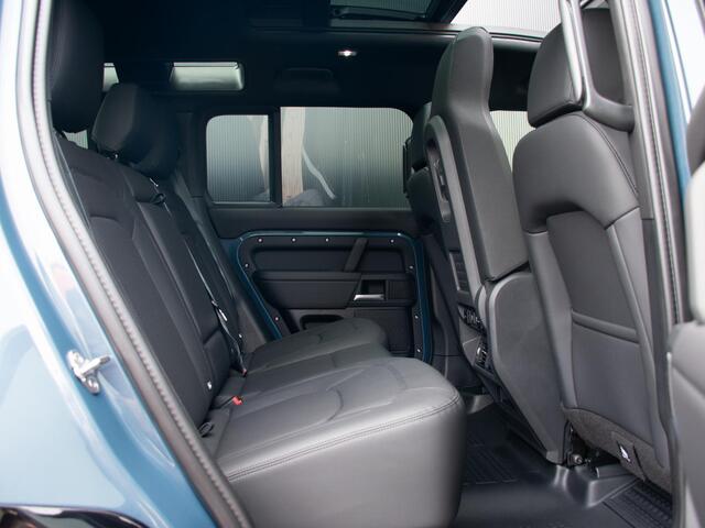 Land Rover DEFENDER 110 2.0 P300e 110 X-Dynamic l 6 Persoons l Treeplanken l Schuif- /kantel Pano l Adapt. Cruise l Black Pack l 360 Camera