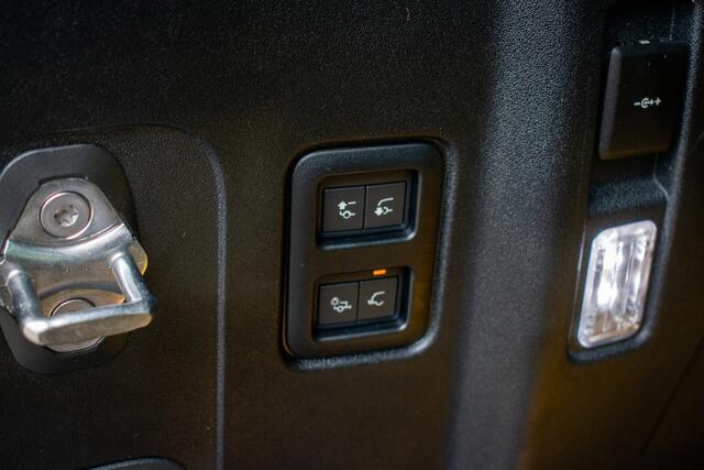 Land Rover DEFENDER 110 2.0 P300e 110 X-Dynamic HSE -6Pers-Urban Pakket-Milltek-Pano-Trekhaak-ACC-