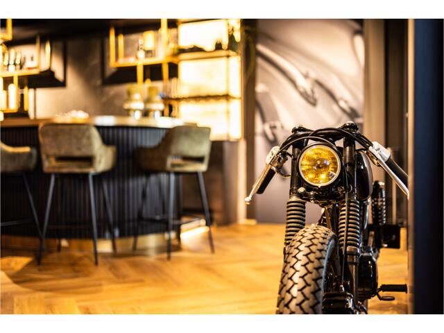 Land Rover RANGE ROVER 3.0 P440e | ACC | 360 Cam | E.Treeplanken | E.Trekhaak 2500kg | 2 Jaar garantie | Stuurverwarming | Leather Package | Massage & Koeling 4x | Pano | Lane & Side Assist | Achterasbesturing | 22" | Head-Up | Lane & Side Assist | Homelink | Black Pack | Appl