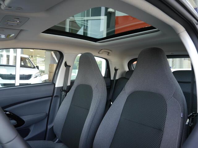 Leapmotor T03 Design 37.3 kWh | Nieuwe auto | Snel leverbaar! | Actieradius van 265 km (WLTP) Gecombineerd | Camera | Panoramadak | Adaptive cruise control | Dodehoek detectie | Lichtmetalen velgen