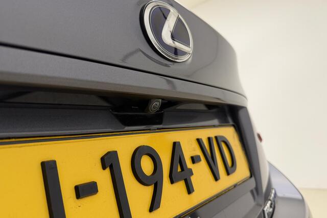 Lexus RC 300h F Sport Premium Hybride | Automaat | VOL opties | Mark Levinson | Lederen bekleding | Stoel/stuurverwarming | Schuif/kantel dak | Cruise Control | Navigatie | 1e eigenaar