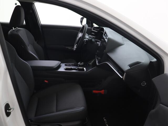 Lexus RZ 450e Comfort Line 71 kWh | Stoelverwarming | 20" Velgen | Standkachel |