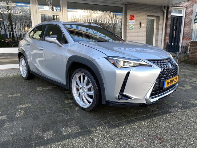 Lexus Ux 250h Business Line 250h Business Line 20 Inch BROCK Velgen/Cruise Contr. Adaptief/Navigatie Fulllmap/Achteruitrijcamera/ Led verl./ Elektr. verst.b. verwarmde buitenspiegels/ Afneemb. Trekhaak// Dakrail/Apple Carplay/ Climate CON