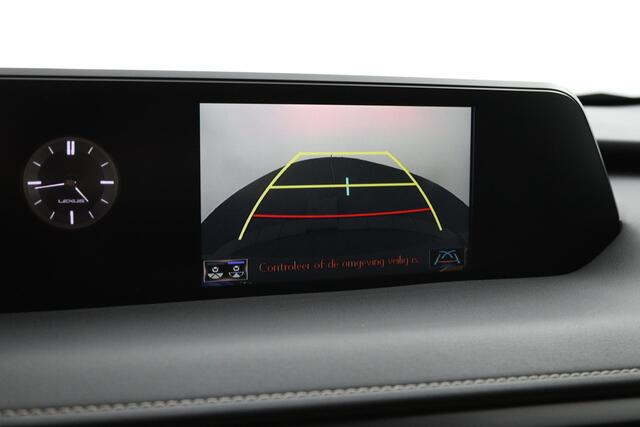 Lexus Ux 250h Preference Line | 18 Inch Lichtmetalen velgen | Blind Spot Monitor | Privacy Glass