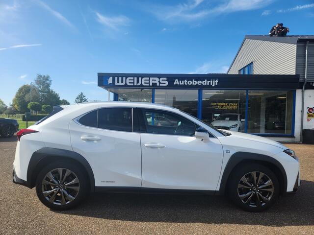 Lexus Ux 250H F Sport, Schuifdak, Sportstoelen rood, Android/Apple, Cruise, Camera, Navigatie