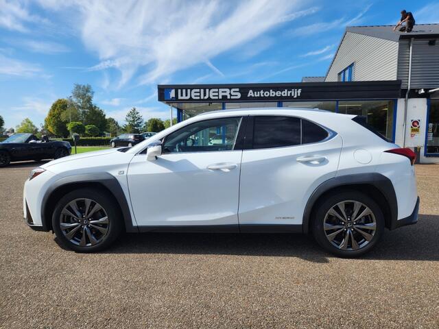 Lexus Ux 250H F Sport, Schuifdak, Sportstoelen rood, Android/Apple, Cruise, Camera, Navigatie