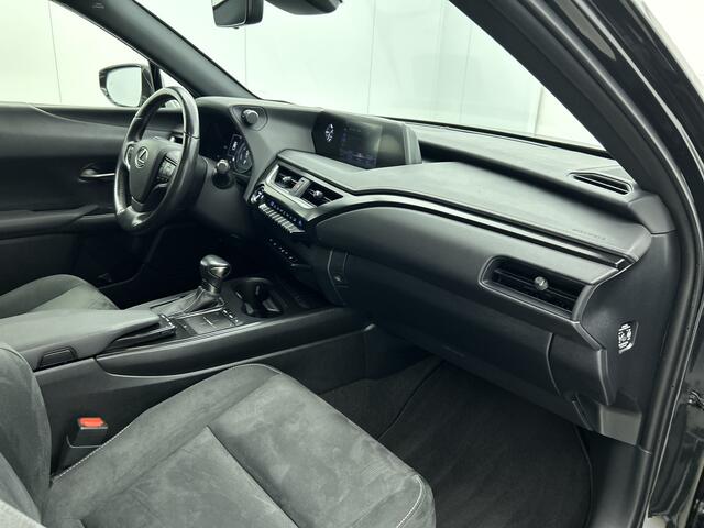 Lexus Ux 250h Business Line | Apple Carplay/ Android Auto | Stuur- en Stoelverwarming | Parkeersensoren voor+achter |