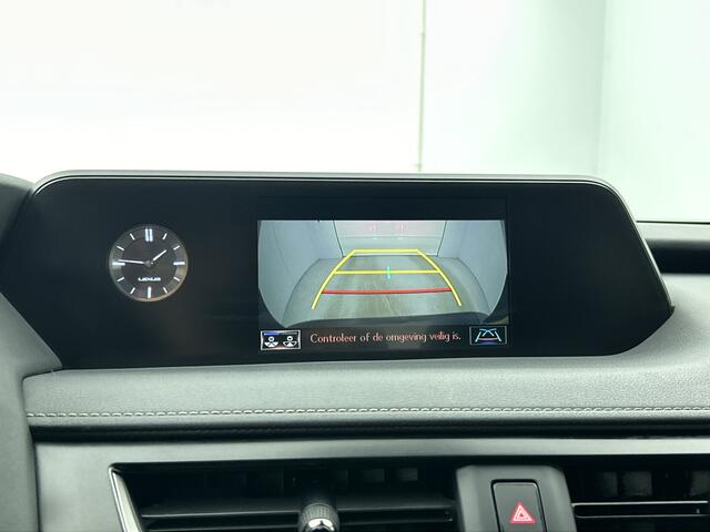 Lexus Ux 250h Business Line | Apple Carplay/ Android Auto | Stuur- en Stoelverwarming | Parkeersensoren voor+achter |