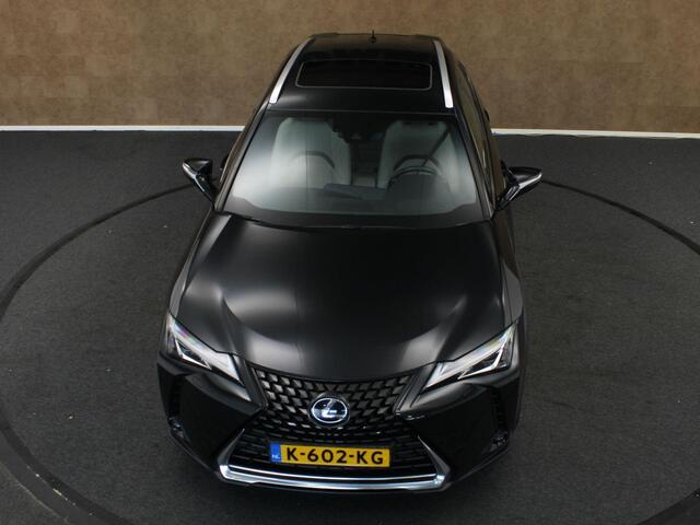 Lexus Ux 300e Luxury 54 kWh ORIGINEEL NEDERLANDSE AUTO - AFKOMSTIG VAN 2E EIGENAAR - PARKEERSENSOREN VOOR/ ACHTER - CAMERA - LEDEREN BEKLEDING - ELEKTRISCH SCHUIFDAK - 2 LAADKABELS - BEIDE VOORSTOELEN ELEKTRISCH VERSTELBAAR - ACHTERBANKVERWARMING - ELEKTRISCH VERS