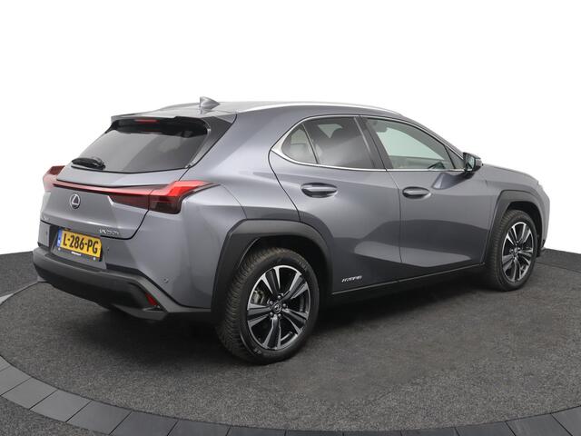 Lexus Ux 250h Preference Line | 18 Inch Lichtmetalen velgen | Privacy Glass | Blind Spot Monitor