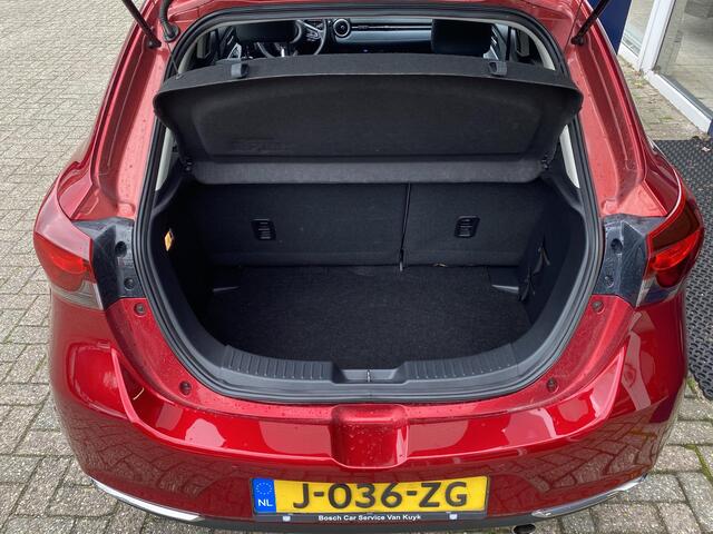 Mazda 2 1.5 Skyactiv-G Signature / NL-Auto / Adaptieve Cruise-Control met Stop & Go / Climate-Control / Head-Up-Display / Stoelverwarming / Stuurverwarming / Dodehoek-Detectie / Apple-Carplay & Android-Auto / Keyless / LED / DAB Radio-Bluetooth / Navi / 360°-Came