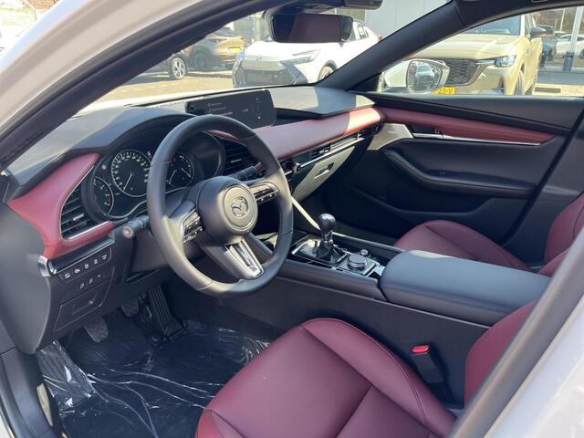 Mazda 3 2.0 e-SkyActiv-X M Hybrid 186 Takumi | Sunroof Pack | Rood leder | Model 2025 | Uit voorraad leverbaar |