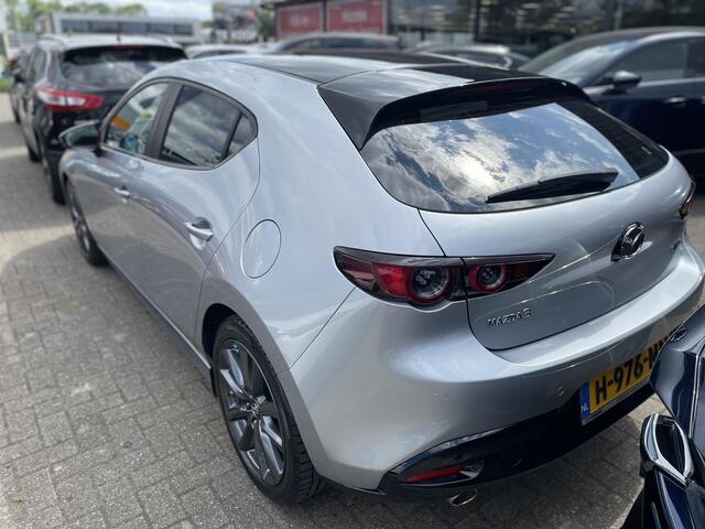 Mazda 3 2.0 e-SkyActiv-G M Hybrid 122 Comfort , Automaat, LMV 18 Inch, HUD, Zwart dak, Stuurverwarming, Stoelverwarming, Clima, stoffen bekleding, Apple Carplay, PDC, Camera, Navi, Adap. Cruise