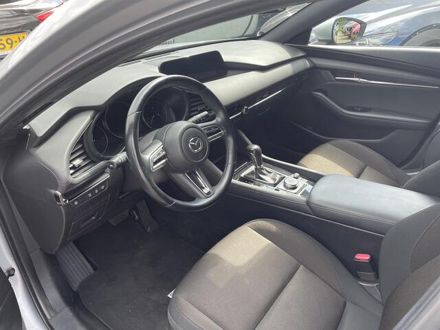 Mazda 3 2.0 e-SkyActiv-G M Hybrid 122 Comfort , Automaat, LMV 18 Inch, HUD, Zwart dak, Stuurverwarming, Stoelverwarming, Clima, stoffen bekleding, Apple Carplay, PDC, Camera, Navi, Adap. Cruise