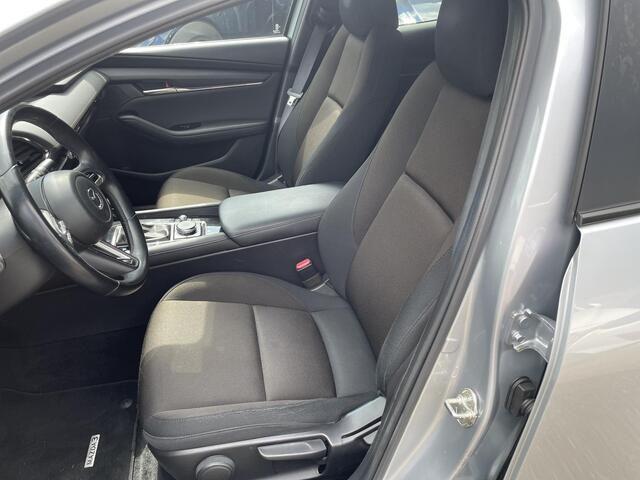 Mazda 3 2.0 e-SkyActiv-G M Hybrid 122 Comfort , Automaat, LMV 18 Inch, HUD, Zwart dak, Stuurverwarming, Stoelverwarming, Clima, stoffen bekleding, Apple Carplay, PDC, Camera, Navi, Adap. Cruise