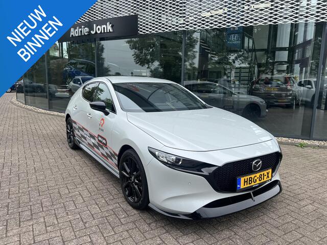 Mazda 3 2.5 e-SkyActiv-G M Hybrid 140 Homura | AEROPAKKET | APPLE CARPLAY | DODEHOEKDETECTIE | ADAPTIEF CRUISE CONTROL | HEAD UP | 18 INCH LM | DEMO | *6 JAAR FABRIEKSGARANTIE |