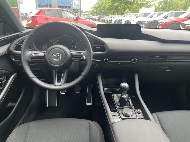 Mazda 3 2.5 e-SkyActiv-G M Hybrid 140 Homura | AEROPAKKET | APPLE CARPLAY | DODEHOEKDETECTIE | ADAPTIEF CRUISE CONTROL | HEAD UP | 18 INCH LM | DEMO | *6 JAAR FABRIEKSGARANTIE |