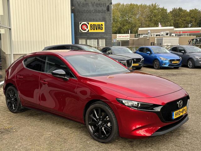 Mazda 3 2.5 e-SkyActiv-G M Hybrid 140 Homura Automaat, Navigatie, Apple Carplay/ Android Auto, Head-up, Cruise Controle Add, A.Rij-Camera, Parkeerhulp v., Stoel verwarming