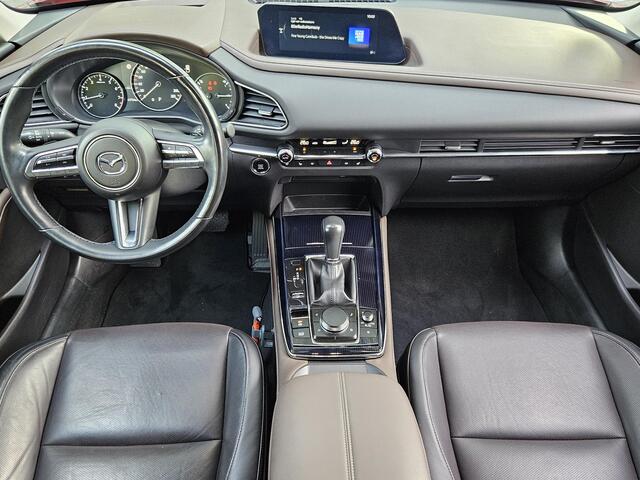 Mazda CX-30 2.0 e-SkyActiv-X M Hybrid Luxury / 1e Eigenaar / Lederen Bekleding / Afneembare Trekhaak / Elektrisch Bedienbare Bestuurdersstoel met Geheugen / Bose Audio / Adaptief Cruise Control / Stoel & Stuurverwarming / Navigatie / Apple Carplay & Android Auto /