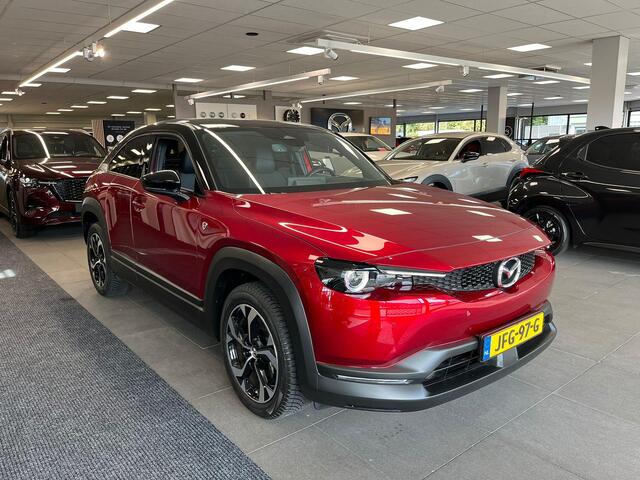 Mazda MX-30 e-SkyActiv R-EV 170 Exclusive-line , Voorraadvoordeel ¤ 9.230,-, Automaat, Trekhaak voor fietsen, All Season, LKA, Camera, Half Leder, Adap. Cruise, LMV 18 Inch, Navi, HUD, Apple Carplay, Stoelverwarming, Stuurverwarming, Stoelverwarming