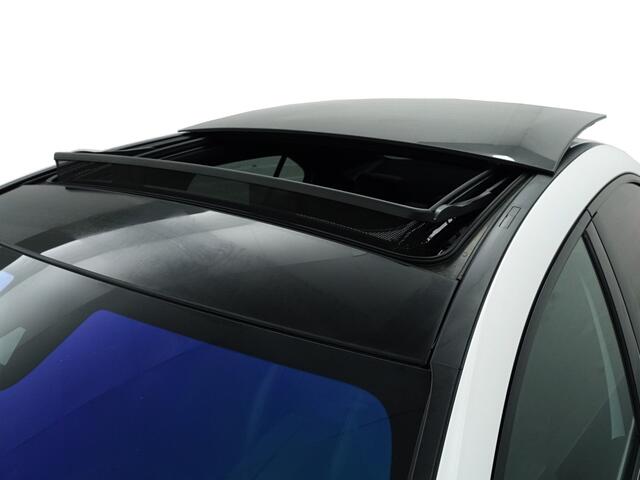 Mercedes-Benz A-KLASSE 250 AMG Premium Plus Aut- Sport Uitlaat, Panoramadak, Sfeereverlichting, Xenon Led, Stoelverwarming