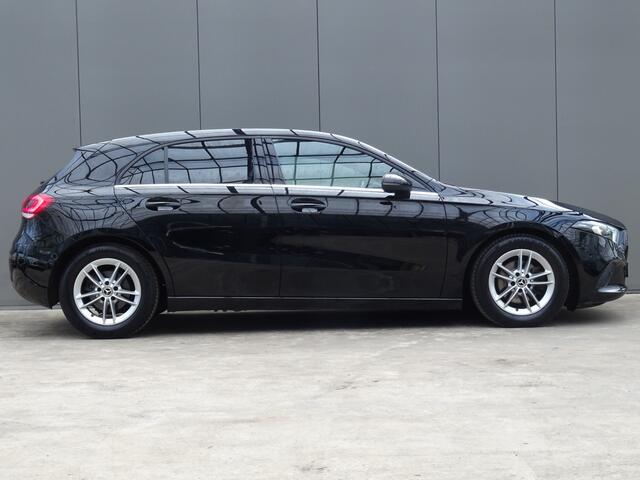 Mercedes-Benz A-KLASSE 180 Premium * LEER * GR NAVI * CAMERA !!