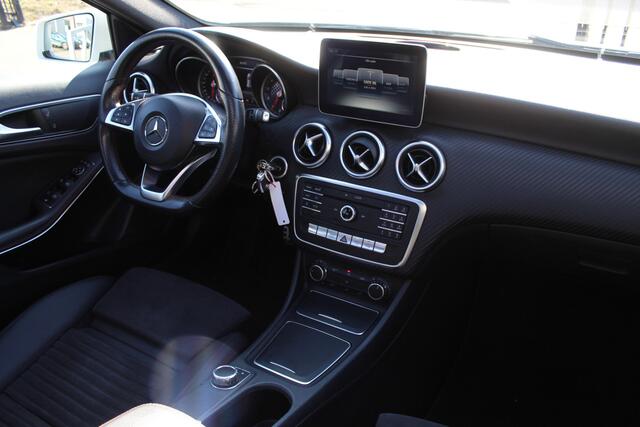 Mercedes-Benz A-KLASSE 180 Business Solution AMG AUTOMAAT/Panoramadak/Navigatie/Achteruitrijcamera/Climate control/Cruise control/Bluetooth/Trekhaak/Sport interieur/18'' Lichtmetalen velgen/LED koplampen.